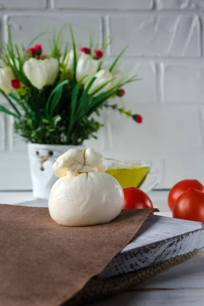 Burrata, krema ve inek sütünden yapılmış İtalyan taze peyniri. Yakın plan.. — Stok fotoğraf