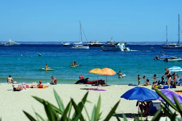 Palma Nova, Mallorca, julio 2019. Amplia playa de arena en la isla de Mallorca por la mañana temprano. Hermosas vistas al mar, al cielo y a los turistas. Relájate. Islas Baleares . — Foto de Stock