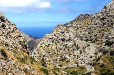 İspanya 'nın Mallorca adasındaki dolambaçlı ünlü yol. Sa Calobra 'da Serpentine Tehlikeli Yol. 