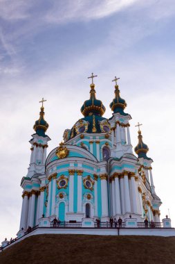 Kiev, Ukrayna, Ekim 2019. Ukrayna 'nın başkenti Kiev' deki St. Andrew 's Uzvoz' daki St. Andrew Ortodoks Kilisesi. Mavi gökyüzüne karşı altın kubbeler.