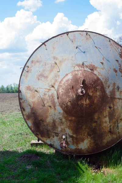 Antigua Torre Metal Oxidado Sobre Fondo Cielo Azul Concepto Crisis — Foto de Stock