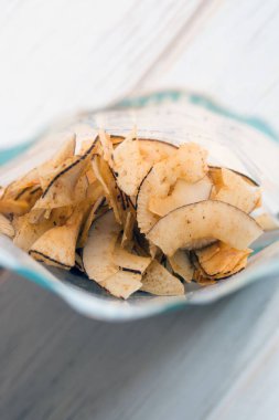 Tuzlu karamelli, çıtır çıtır hindistan cevizi cipsi. Hindistan cevizi hamurundan yapılan doğal ürün. Atıştırmak için faydalı bir atıştırmalık. Düzgün beslenme kavramı.