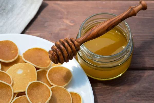 Cuchara Madera Para Miel Tarro Miel Sobre Fondo Mini Panqueques — Foto de Stock