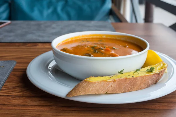 Смачний Рибний Суп Bouillabaisse Білій Тарілці Смаженими Розмариною Страва Традиційної — стокове фото