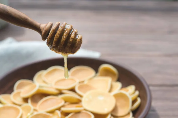 Cuchara Madera Para Primer Plano Miel Gotas Miel Descienden Sobre — Foto de Stock