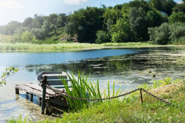 Gölette terk edilmiş eski bir tekne. Tyasmin nehri, Kamyanka, Ukrayna 'nın güzel manzarası. Ukrayna 'dan Seyahat.