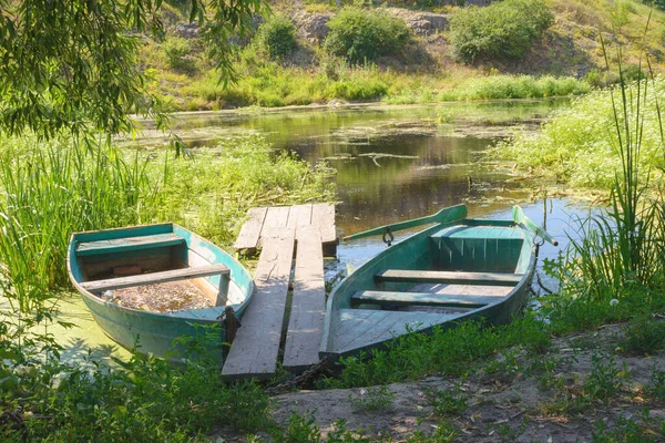 池の上に古い放棄されたボート Tyasmin川 Kamyanka ウクライナの美しい景色 ウクライナの旅行 — ストック写真
