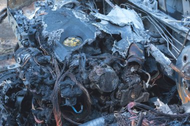 Yanmış yolcu vagonu. Hasarlı parçaların yakın çekimi. Arabada yangın var. Tehlike.