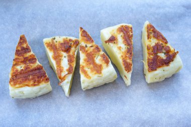 Lezzetli yaz atıştırması. Beyaz tabakta ızgara Levantine Halloumi peyniri. Geleneksel Kıbrıs mutfağı.