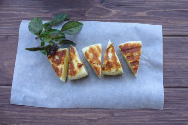 Lezzetli yaz atıştırması. Beyaz tabakta ızgara Levantine Halloumi peyniri. Geleneksel Kıbrıs mutfağı.