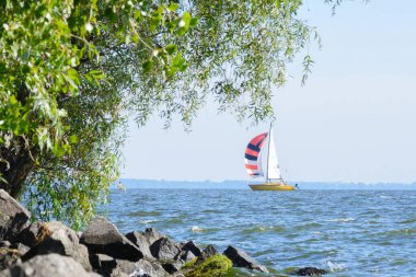 Cherkasy, Ukrayna, Ağustos 2020. Güneşli bir günde Dinyeper nehrinde yelken açmak. Yelkenli gezisi.