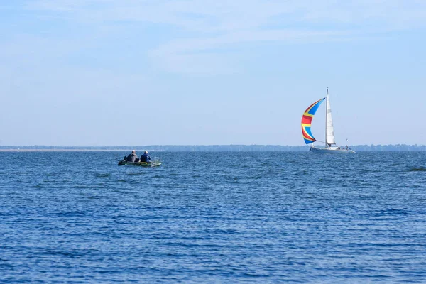 Cherkasy Ucrânia Agosto 2020 Navegando Iates Rio Dnieper Dia Ensolarado — Fotografia de Stock