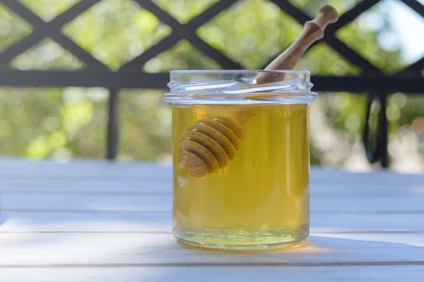 Frasco Miel Fresca Con Una Cuchara Miel Madera Sobre Fondo — Foto de Stock