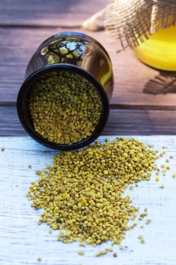 Arı poleni. Değerli ve yararlı bir arıcılık ürünü ve doğal bir antiseptik. - Yakın çekim. Bulanık. Dikey yönelim.