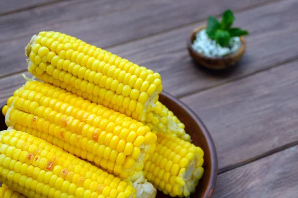 Giovane Dolce Gustoso Mais Grigliato Con Olio Lime Piccante Piatto — Foto Stock