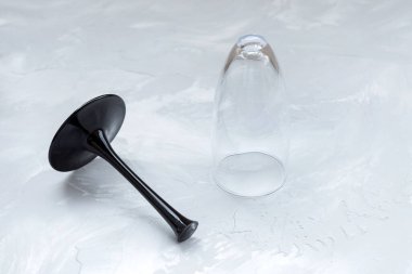 Arka planda kırık şarap kadehi. Parçalanmış aşk, depresyon ve umutsuzluk kavramı