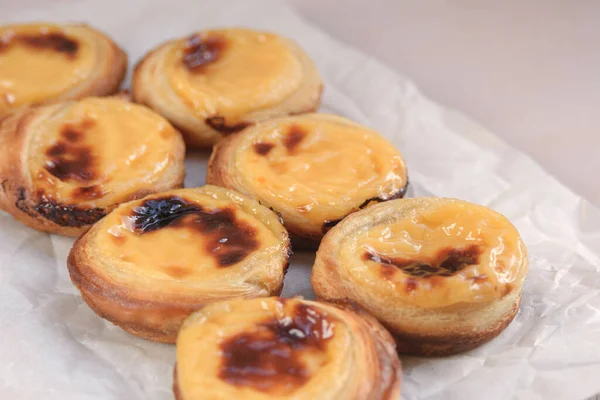 Geleneksel Portekiz popüler tatlı Pastel de nata veya Pastel de Belem. Muhallebili enfes puf börekleri.. 
