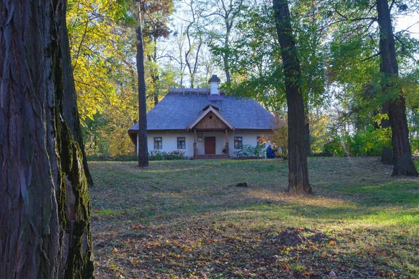 ウクライナのカネフにあるタラス シェフチェンコ国立保護区にある古い伝統的なウクライナの家 ウクライナの歴史的な場所 旅行ウクライナ — ストック写真
