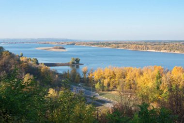 Ukrayna 'da altın sonbahar. Dinyeper manzarası, Ukrayna Kanev şehrinde küçük bir ada ve sarı ağaçlar..