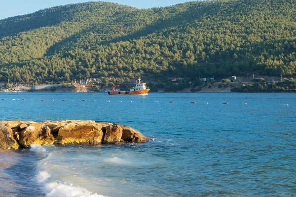 Costa Sabbiosa Montagne Barca Azzurro Mar Egeo Una Luminosa Giornata — Foto Stock