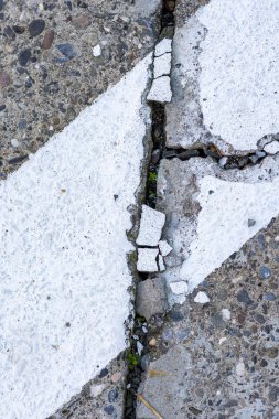 Pintura rota en acera