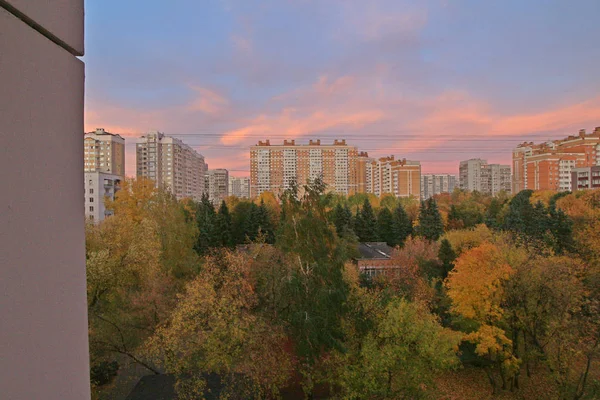 Moskova Şehir Binaları Sonbahar Park Doğa Bırakır — Stok fotoğraf