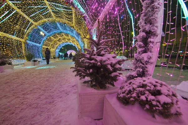 莫斯科市夜间圣诞照明尼基茨基大道 — 图库照片