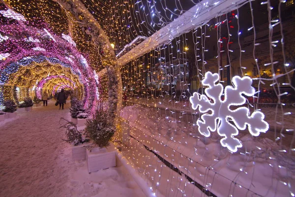 莫斯科市夜间圣诞照明尼基茨基大道 — 图库照片