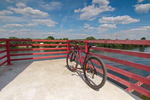 Cidade Moscovo Bicicleta Preta Vermelha Ponte Vermelha — Fotografia de Stock