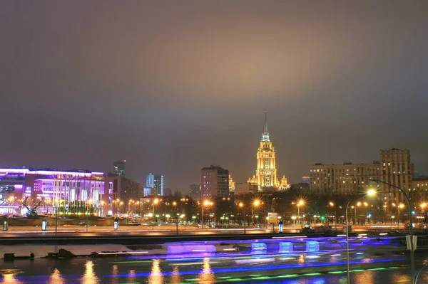 城市莫斯科夜大厦 — 图库照片