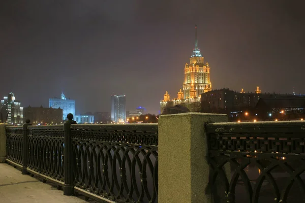 对路堤在莫斯科酒店乌克兰的夜景 — 图库照片