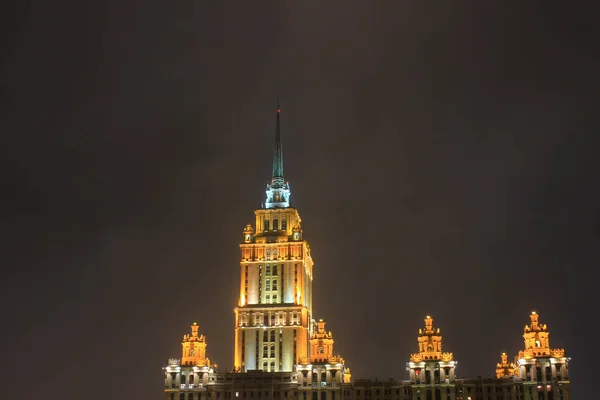 Üzerinde Dolgu Moskova Otel Ukrayna Nın Gece Görünümü — Stok fotoğraf