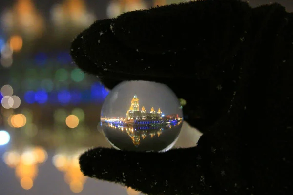 对路堤在莫斯科酒店乌克兰的夜景 — 图库照片