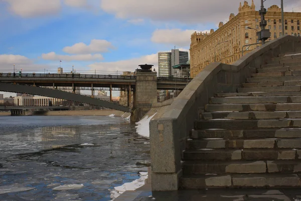 城市莫斯科河的堤防 — 图库照片