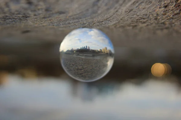 Città Mosca Argine Del Fiume Attraverso Palla Vetro — Foto Stock