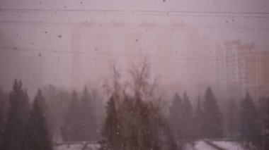 Pembe belirti ile kar yağışı