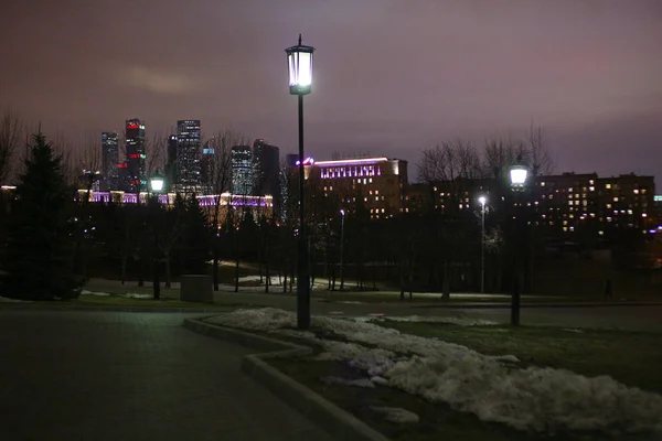 都市モスクワの夜勝利公園建築通り — ストック写真