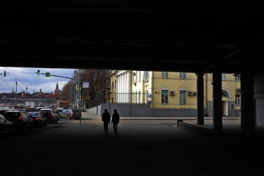 Büyük Ustyinsky köprüden Moskova, Rusya Moskova Nehri. İki adam.
