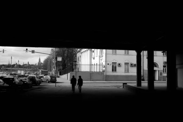 俄罗斯莫斯科莫斯科莫斯科的大乌斯廷斯基大桥横跨莫斯科 两个人 — 图库照片