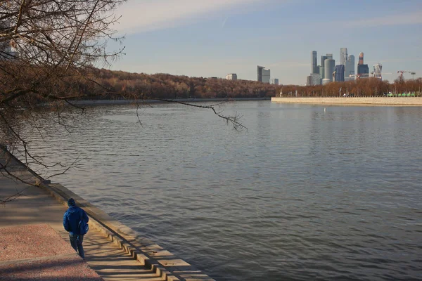 Stadt Der Moskauer Quelle Flussufer Menschen Park — Stockfoto