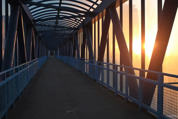 Ponte Pedestre Azul Amanhecer Raios Sol — Fotografia de Stock