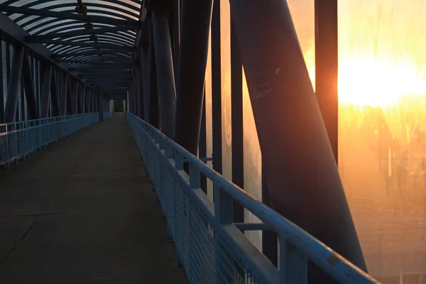 Ponte Pedonale Blu All Alba Raggi Del Sole — Foto Stock