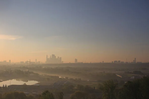 クリラツキーの丘からシティモスクワ夜明け霧の朝の自然の街の景色 — ストック写真