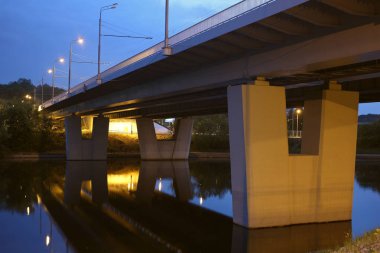 Moskova şehir gecesi Krylatskaya sokak köprüsü inşaatı