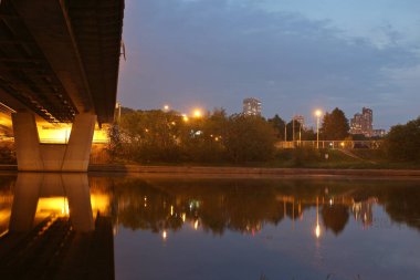 Moskova şehir gecesi Krylatskaya sokak köprüsü inşaatı