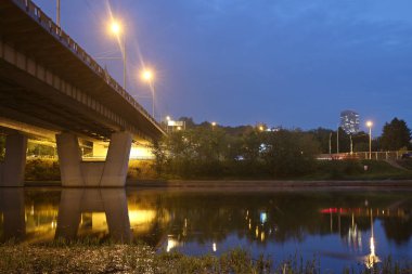Moskova şehir gecesi Krylatskaya sokak köprüsü inşaatı