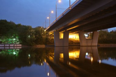 Moskova şehir gecesi Krylatskaya sokak köprüsü inşaatı