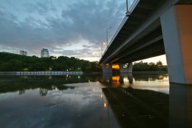 Moskova şehir gecesi Krylatskaya sokak köprüsü inşaatı
