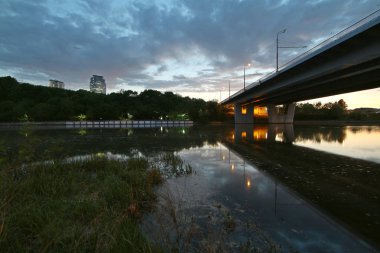 Moskova şehir gecesi Krylatskaya sokak köprüsü inşaatı