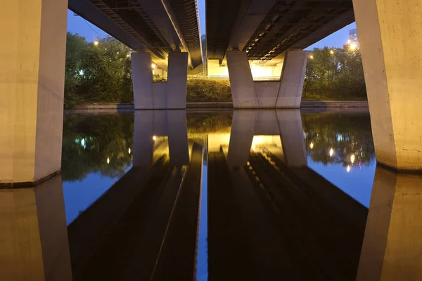 莫斯科市夜克里拉茨卡娅街道桥梁建设 — 图库照片